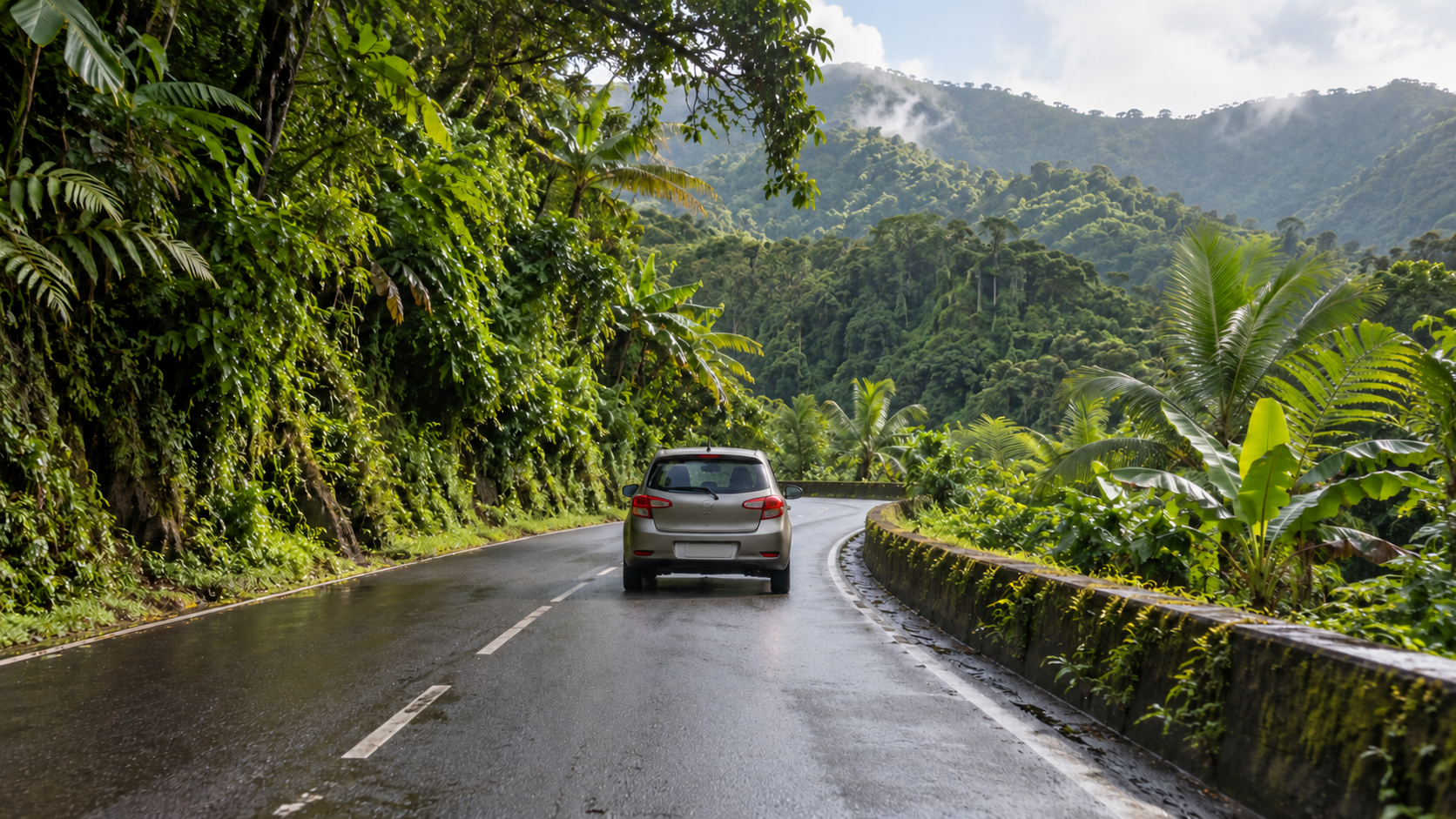 Voiture sans logo roulant sur une route tropicale de Basse-Terre en Guadeloupe