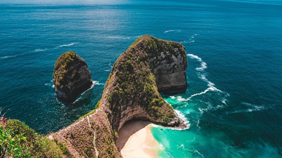 Une vue aérienne de la plage de Kelingking, célèbre pour ses falaises en forme de dinosaure.