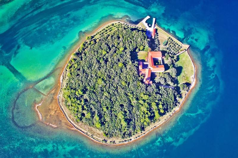 Vue aérienne du monastère de Košljun entouré d