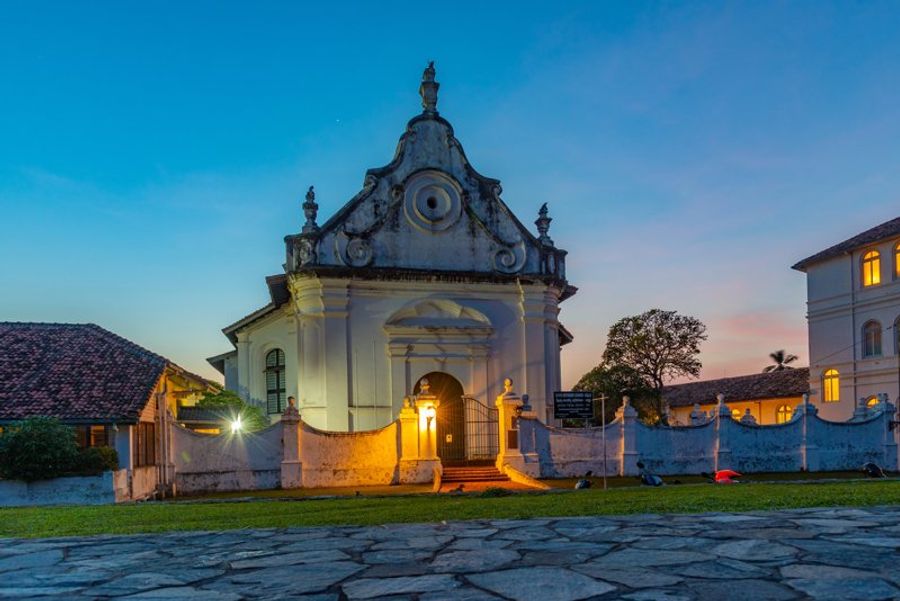 Façade blanche de la Dutch Reformed Church à Galle au coucher du soleil