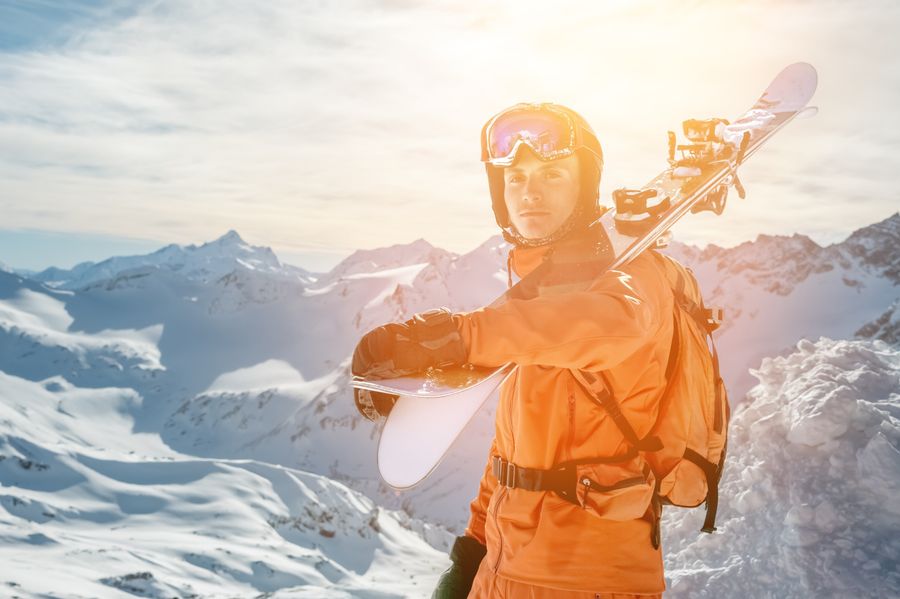 Un skieur devant des montagnes enneigés