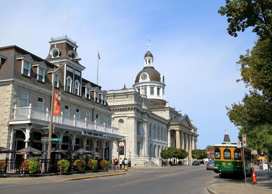 Rue du centre-ville de Kingston avec des bâtiments historiques et l’hôtel de ville en pierre calcaire.