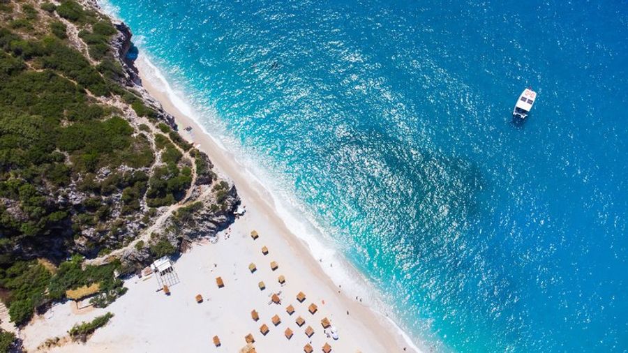 Vue aérienne de Gjipe Beach avec son sable fin et l