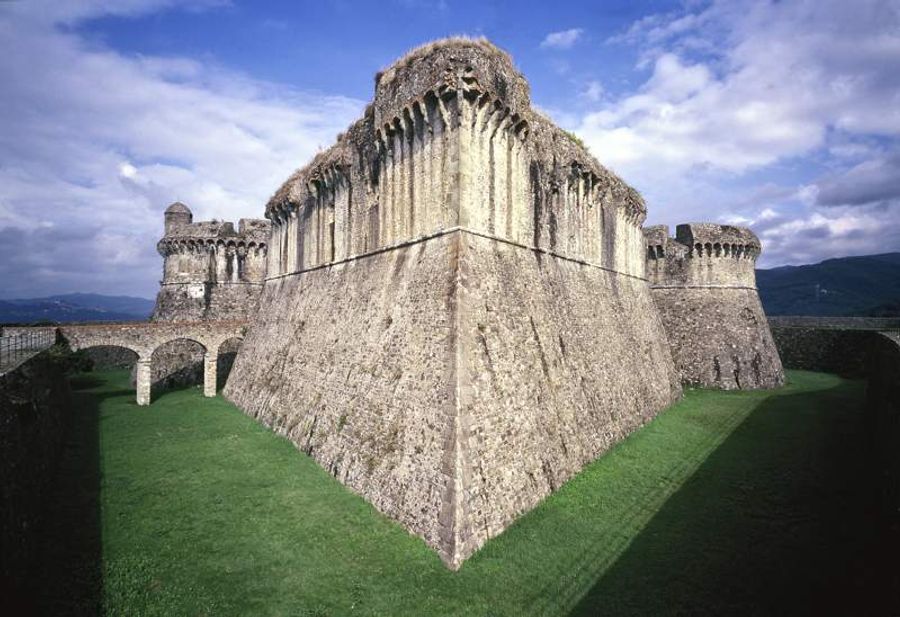 Forteresse médiévale de Sarzana avec ses imposants remparts et son architecture historique.