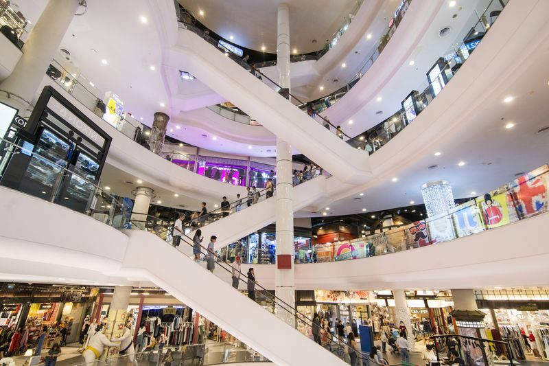 Intérieur moderne et animé du centre commercial Terminal 21.
