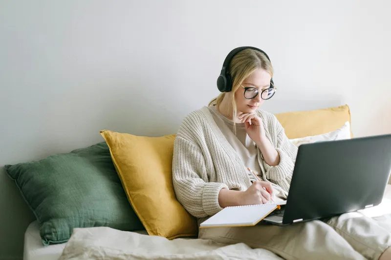Un travel planner qui travaille à la maison