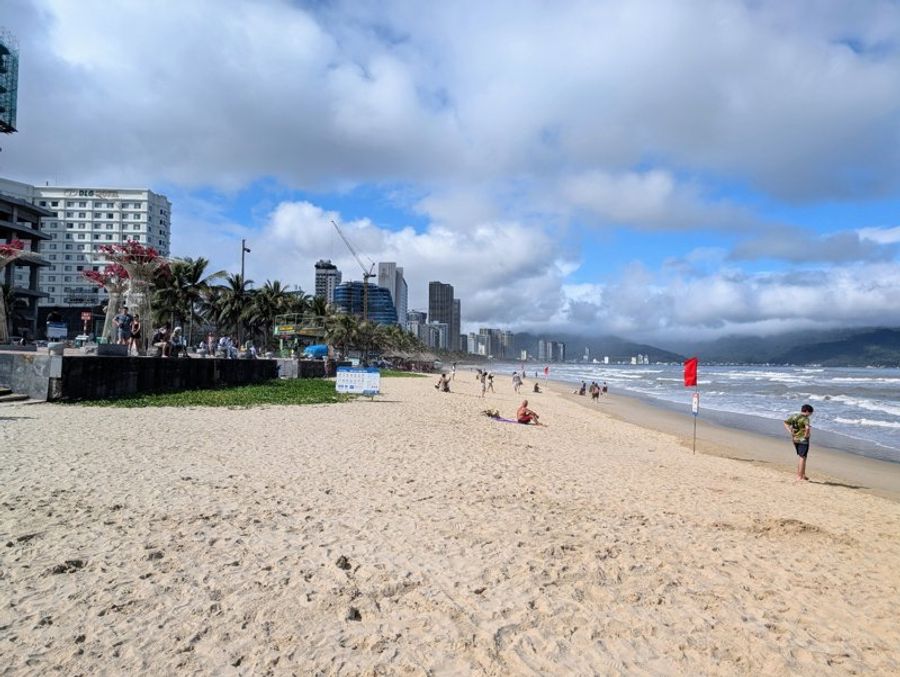 Vue de la plage de My Khe avec ses immeubles et montagnes en arrière-plan