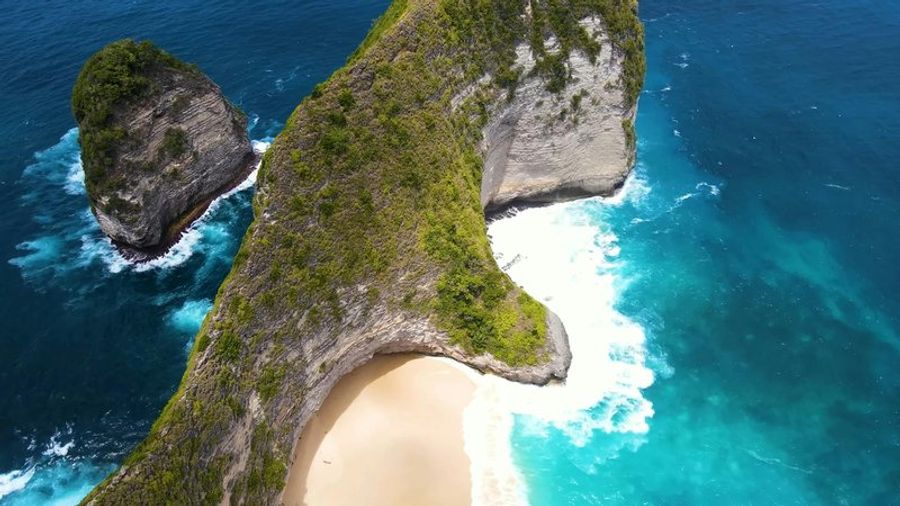 Vue aérienne des formations rocheuses emblématiques de Nusa Penida près de Sanur, Bali.