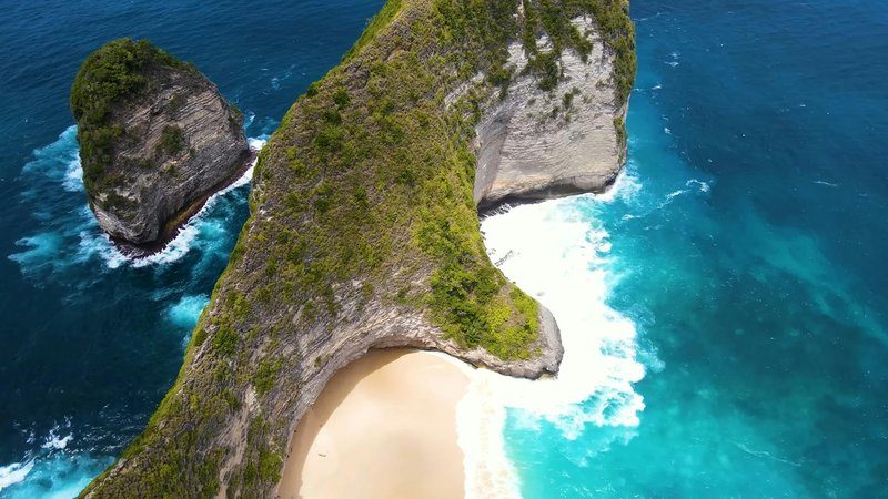 Vue aérienne des formations rocheuses emblématiques de Nusa Penida près de Sanur, Bali.