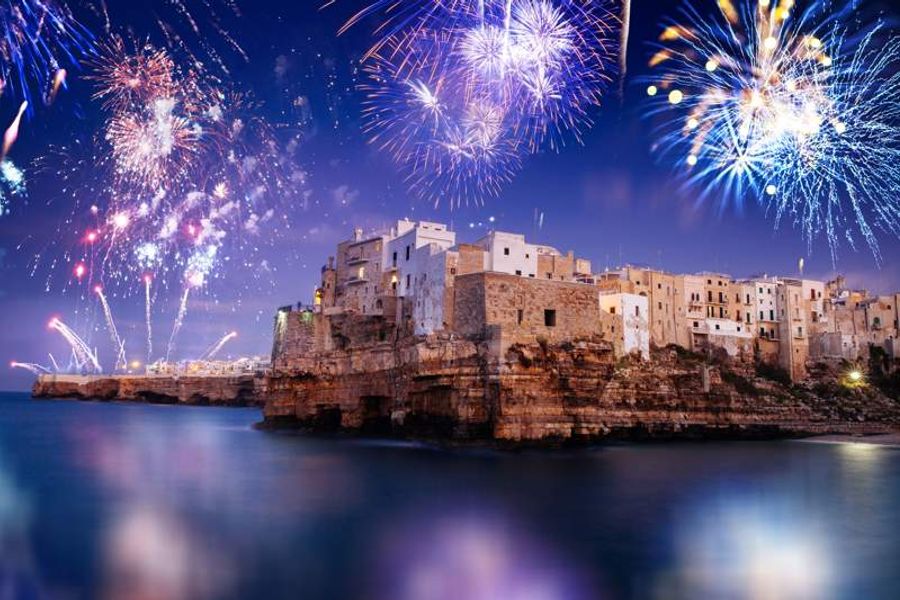 Célébration festive à Polignano a Mare avec des feux d