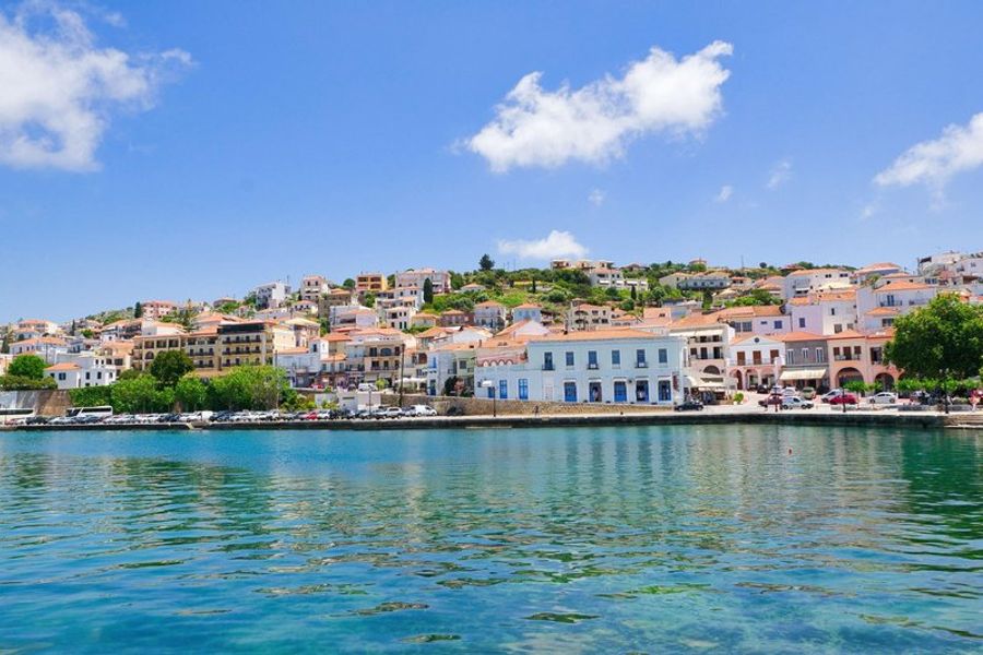 Vue panoramique du village de Pylos, en Grèce, avec des bâtiments blancs et des toits rouges au bord de l
