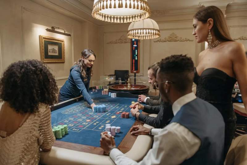 Des joueurs autour d'une table