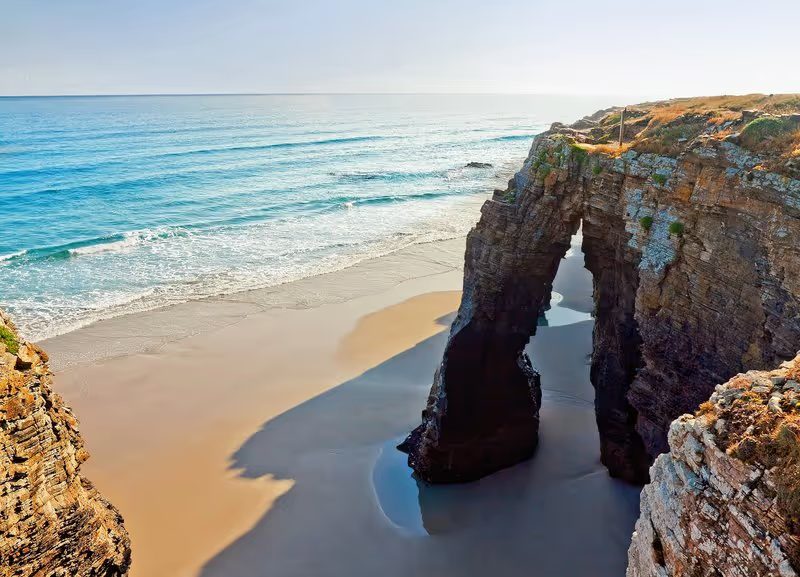 Plage des Cathédrales avec ses célèbres arches rocheuses au bord de l’océan.