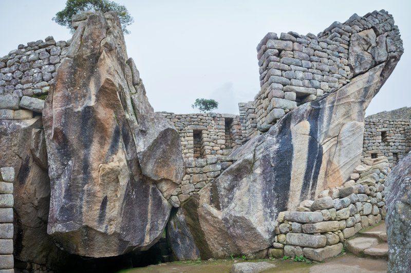 Temple du Condor au Machu Picchu avec ses impressionnants blocs de pierre sculptés représentant l’oiseau sacré.
