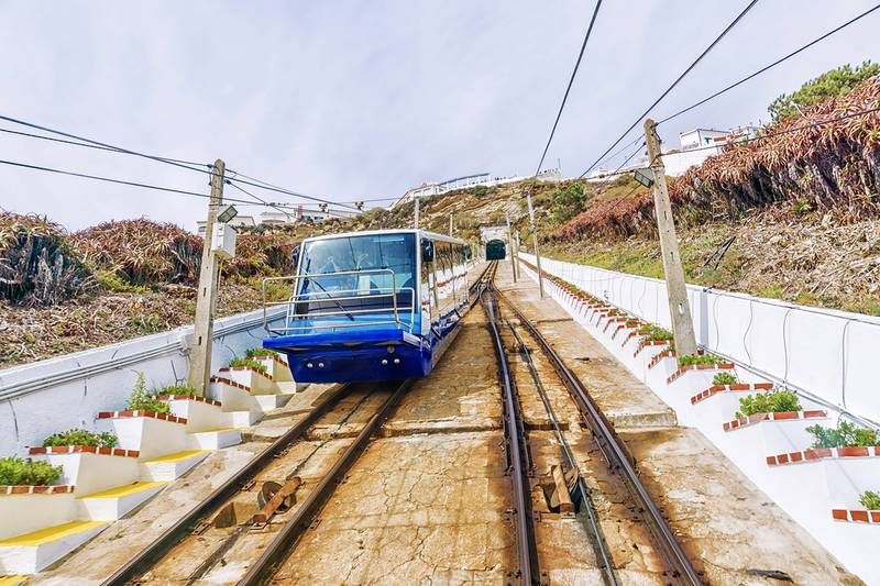 Le funiculaire reliant Nazaré au quartier de Sítio, offrant des vues spectaculaires.