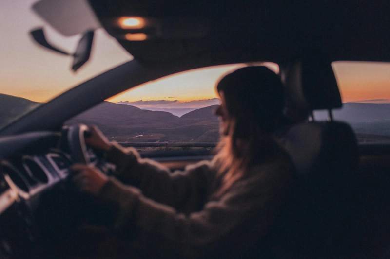 Une femme au volant lors d'un road trip