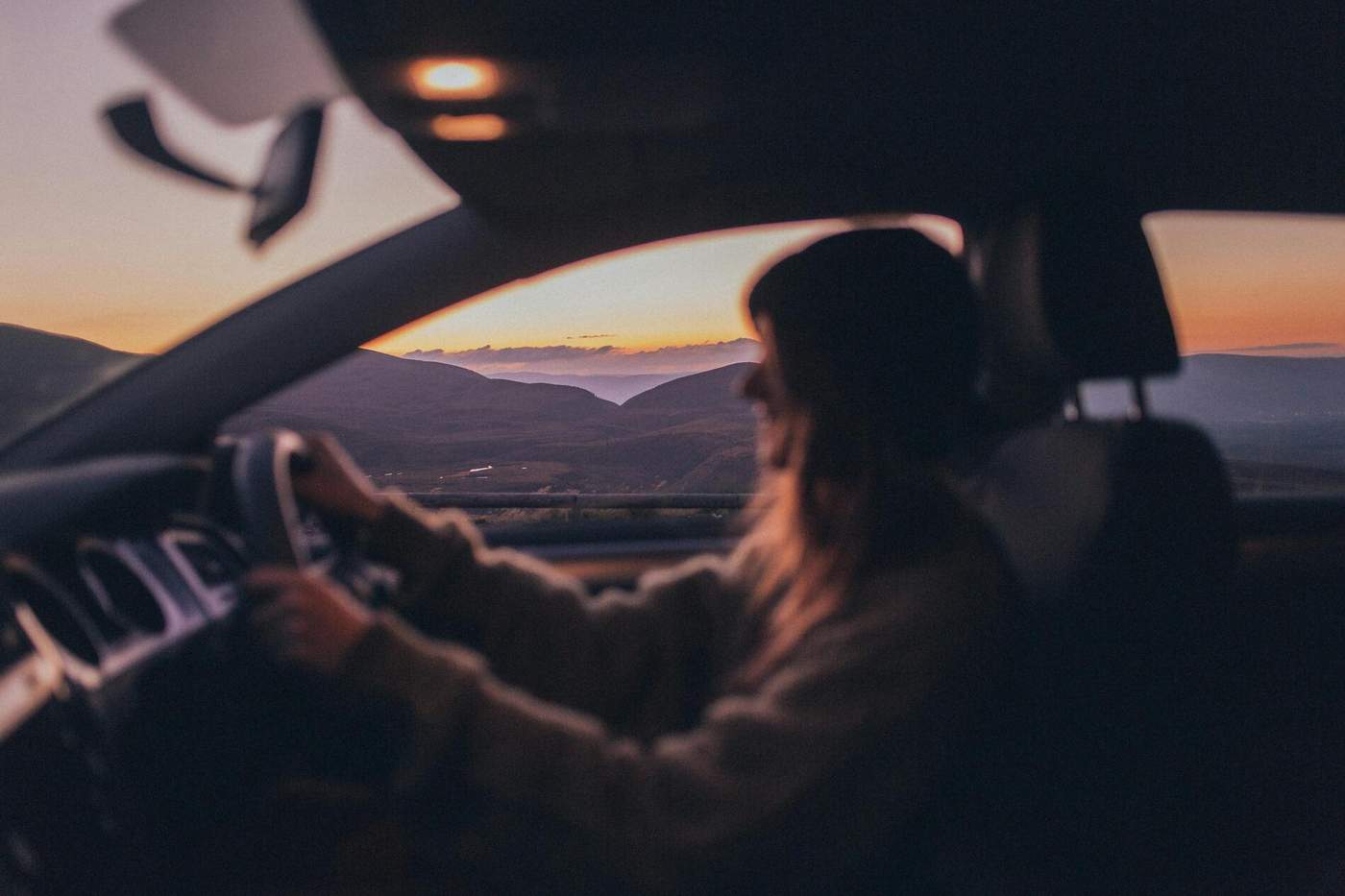 Une femme au volant lors d'un road trip