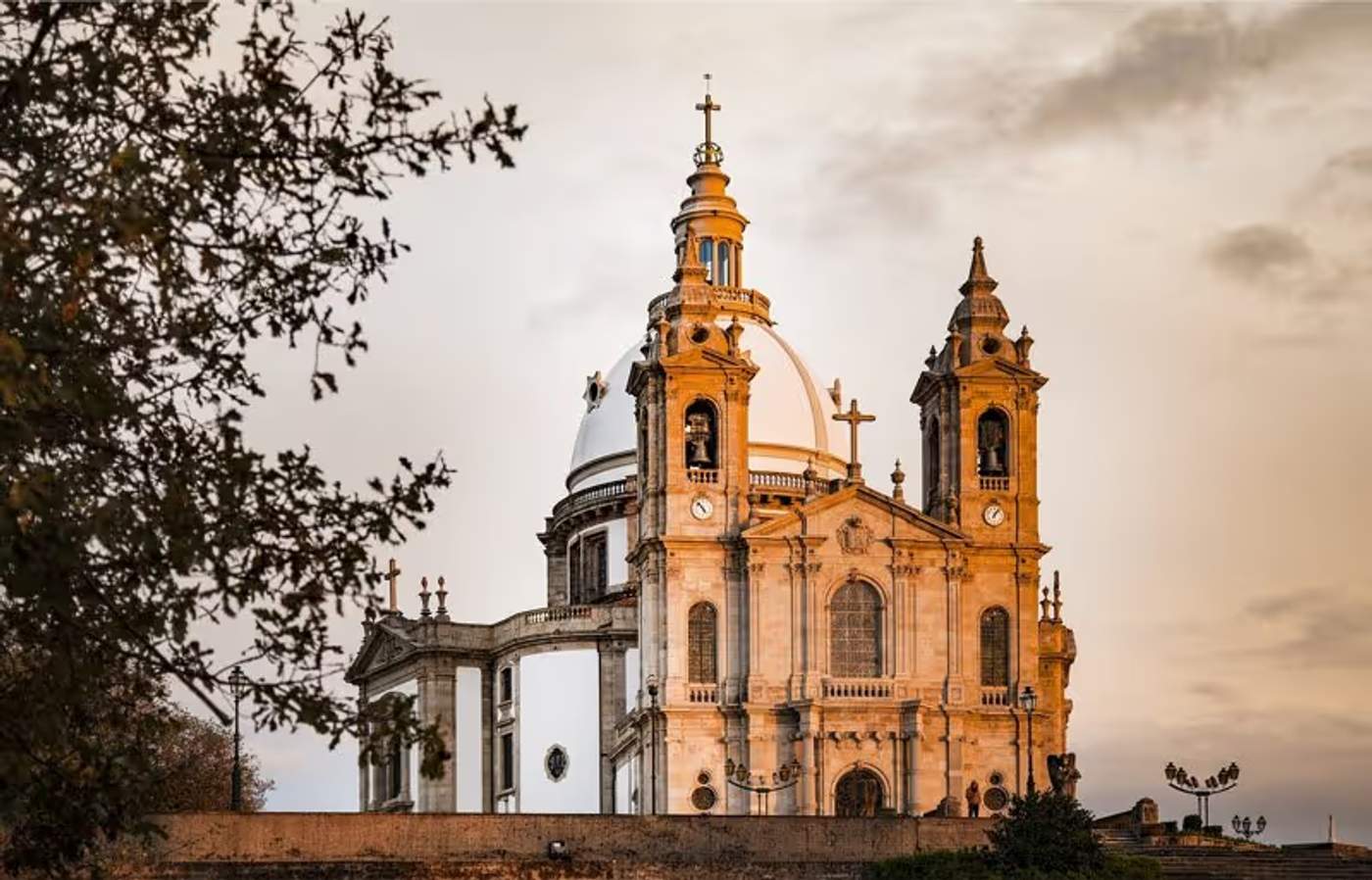 Sanctuaire du Bom Jésus do Monte avec ses dômes et ses tours au coucher du soleil à Braga, Portugal.