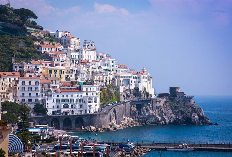 Maisons colorées sur la falaise surplombant la mer à Amalfi