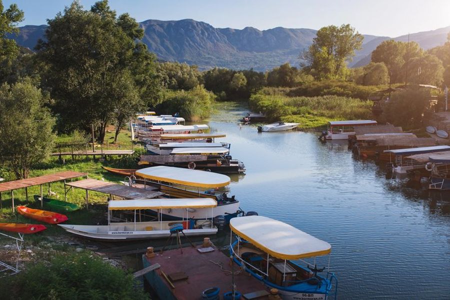 Port de Virpazar au Monténégro avec ses bateaux d
