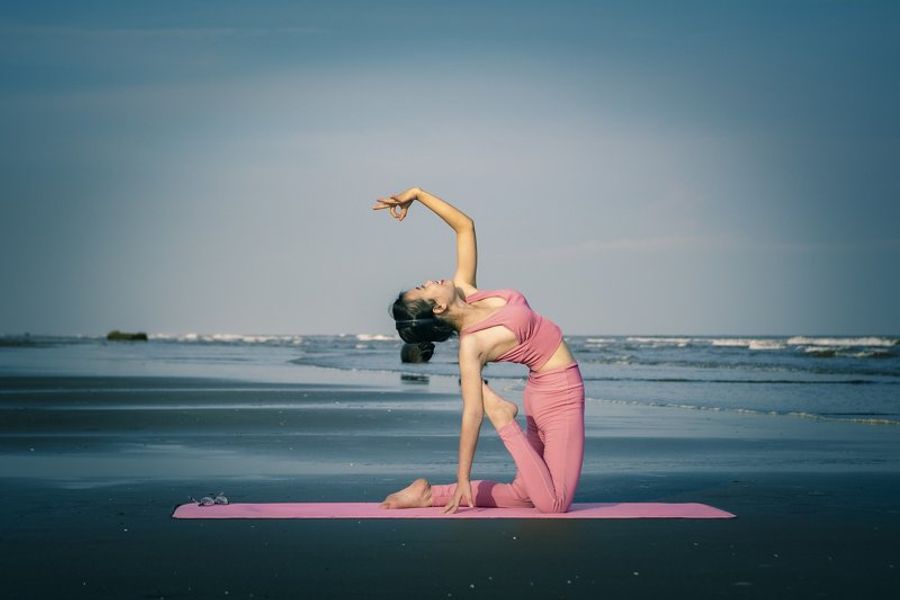  Une femme pratiquant le yoga sur une plage de Sámara, avec l
