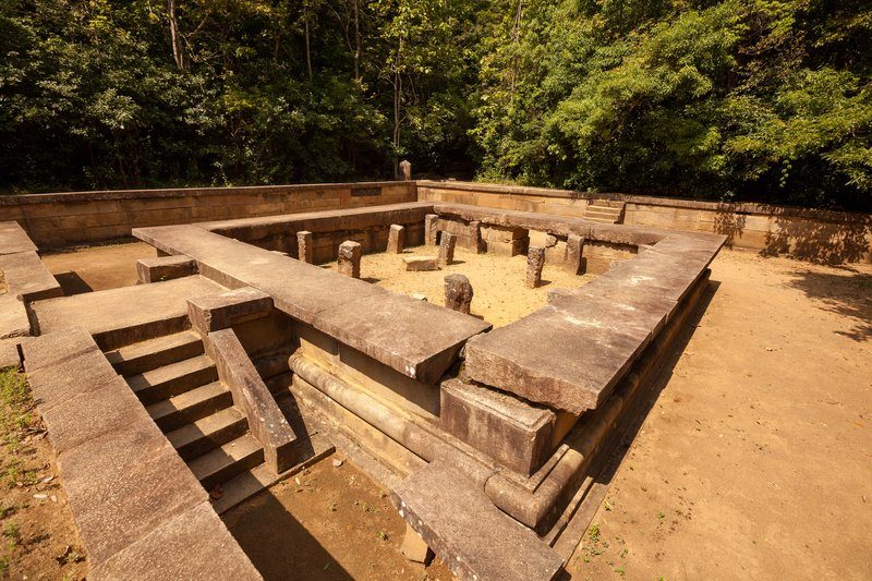 Vue sur les ruines du monastère de Ritigala, un ancien site bouddhiste perdu dans la jungle sri lankaise.
