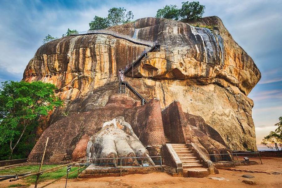 Escalier menant au sommet du rocher du Lion à Sigiriya, un site historique incontournable au Sri Lanka.