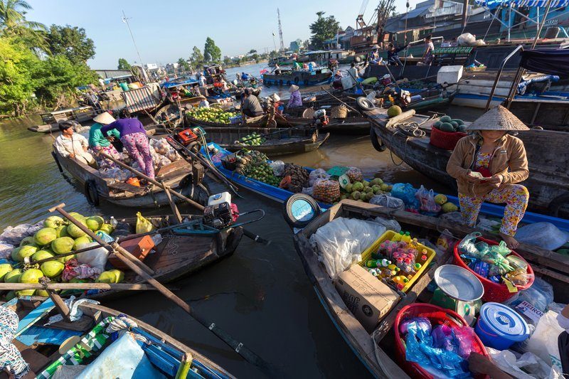 Bateaux en bois chargés de fruits et légumes frais au marché flottant de Phong Dien au lever du soleil