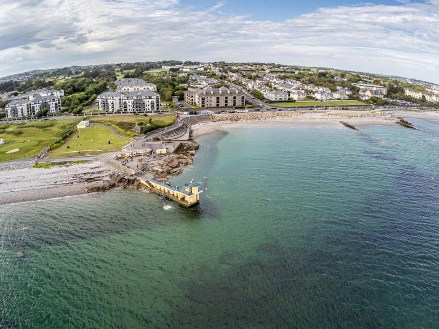 Vue aérienne de Salthill, avec ses plages, ses piscines naturelles et sa promenade animée.