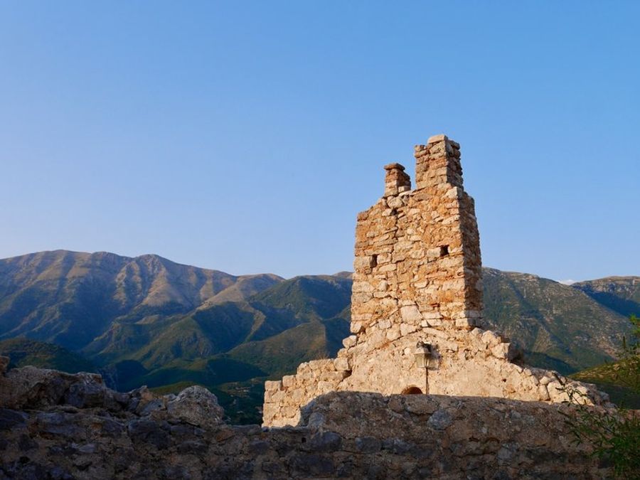 Château d’Himarë avec sa structure en pierre sur une colline.