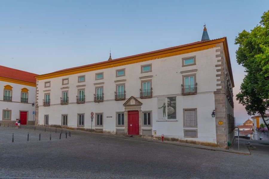 Façade du musée d’Évora, un bâtiment historique avec une architecture traditionnelle portugaise.
