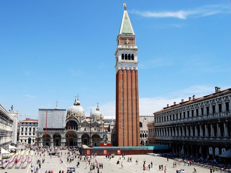 Vue de la place Saint-Marc à Venise, avec la basilique Saint-Marc et le campanile.