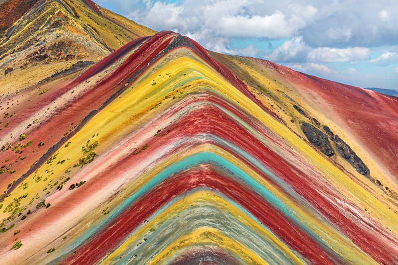 Paysage spectaculaire de la Montagne Vinicunca, appelée aussi Rainbow Mountain, avec ses strates multicolores au Pérou