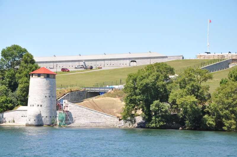 Vue panoramique du Fort Henry à Kingston avec sa tour de guet et son architecture historique.