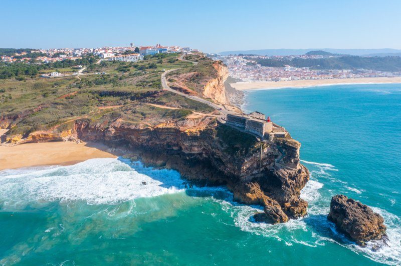 Le fort São Miguel Arcanjo perché sur les falaises de Nazaré, Portugal, surplombant les vagues de l