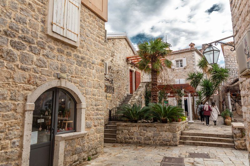 Ruelles en pierre de la vieille ville de Budva avec palmiers et maisons traditionnelles