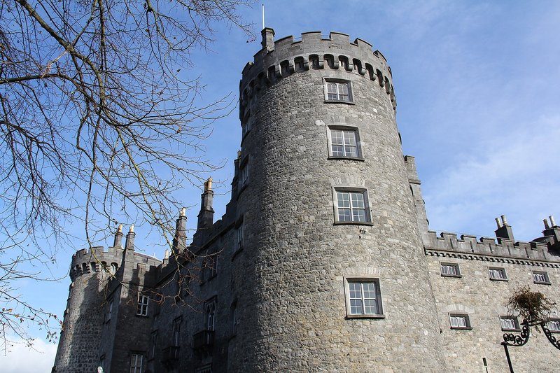 our médiévale du château de Kilkenny sous un ciel bleu.