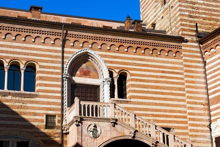 Détail architectural du Palazzo della Ragione avec ses façades rayées caractéristiques.