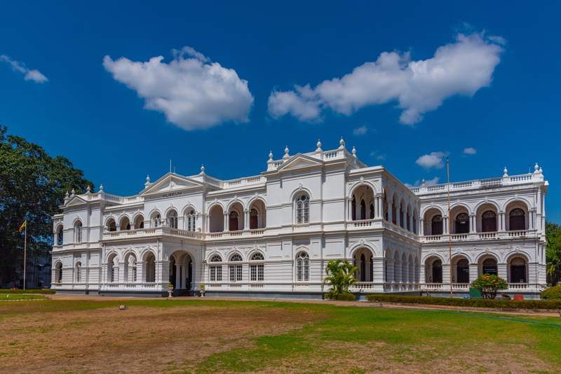 Façade blanche du musée national de Colombo sous un ciel bleu.
