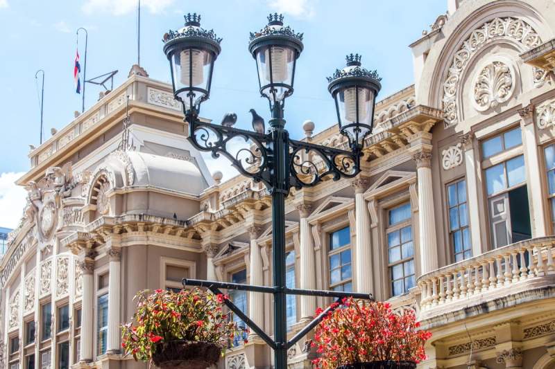 Lampadaire orné devant un bâtiment historique à San José, Costa Rica