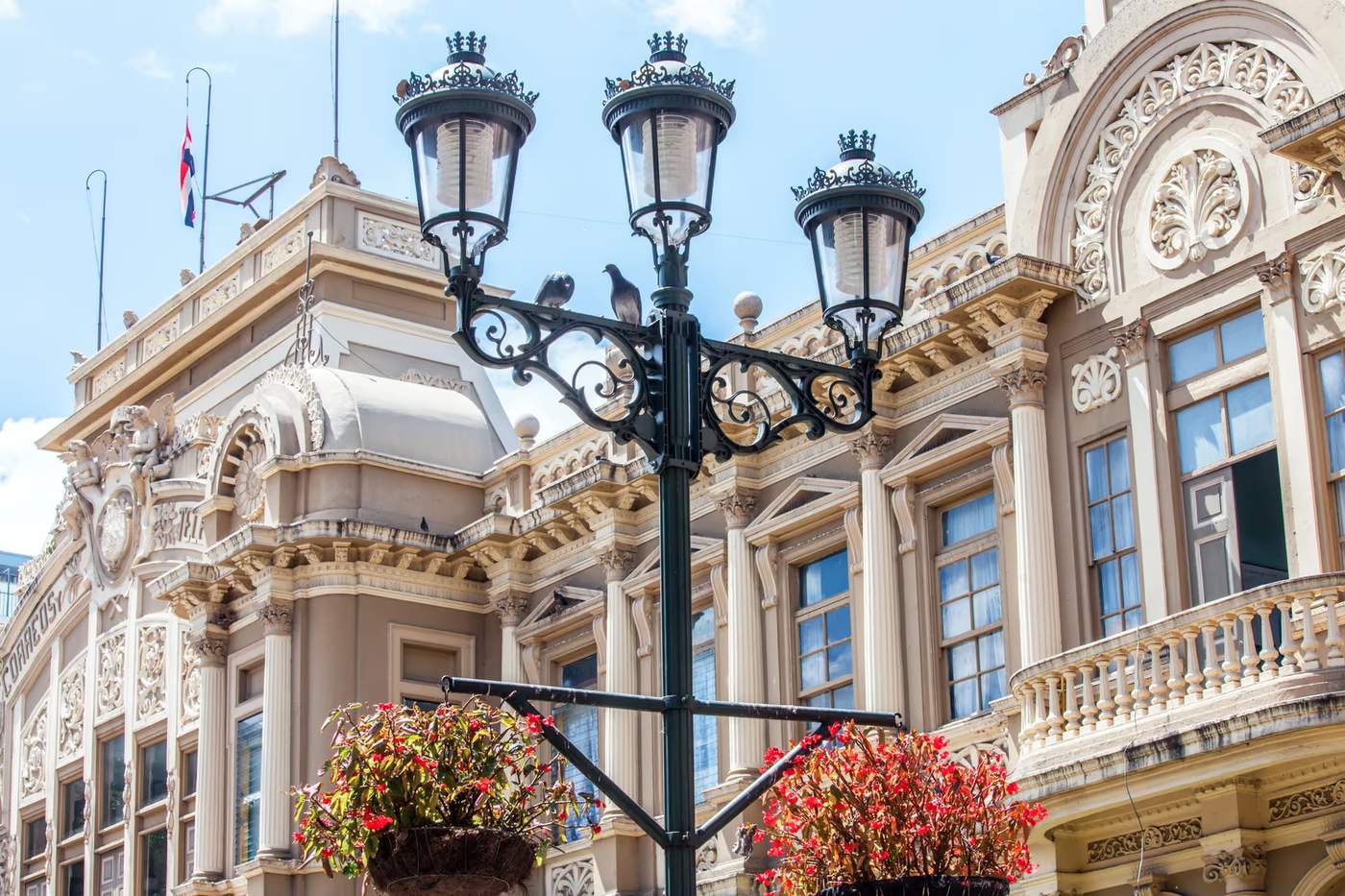 Lampadaire orné devant un bâtiment historique à San José, Costa Rica