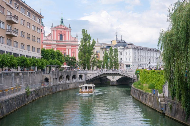 Bateau touristique sur la rivière Ljubljanica traversant le centre de Ljubljana