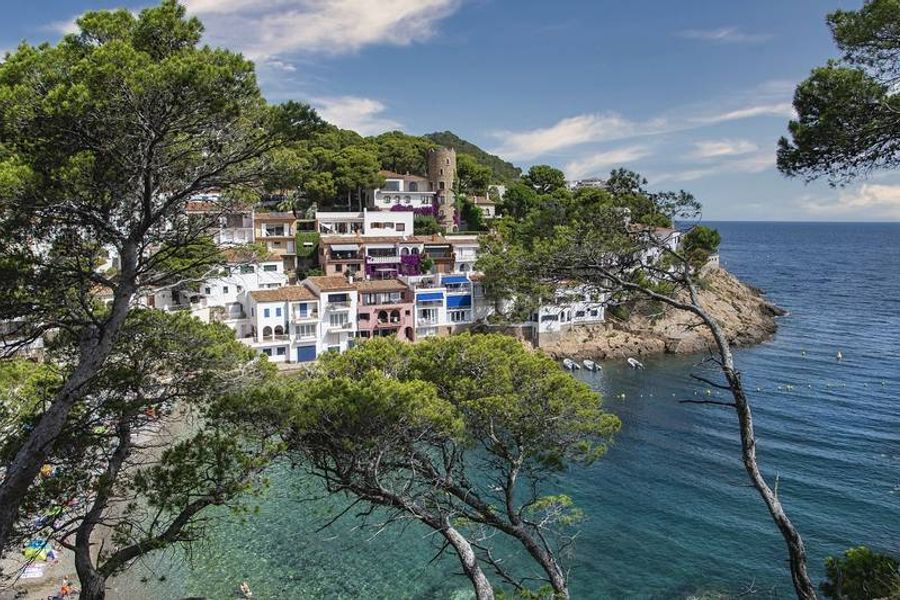 Vue panoramique sur les maisons colorées de Begur, nichées entre les arbres et donnant sur la mer Méditerranée, un village charmant de la Costa Brava.