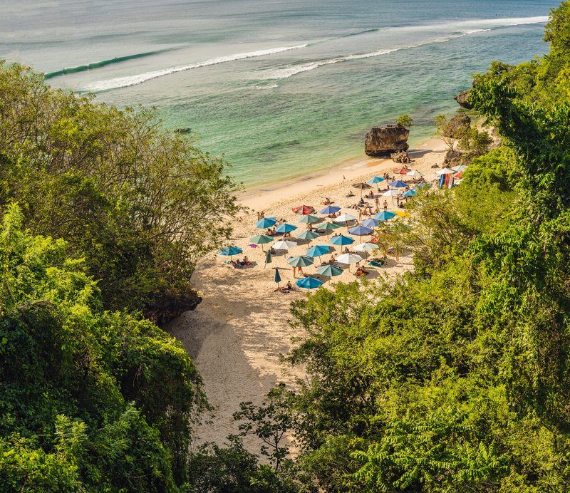 Plage de Padang Padang à Uluwatu, connue pour ses eaux claires et son surf.
