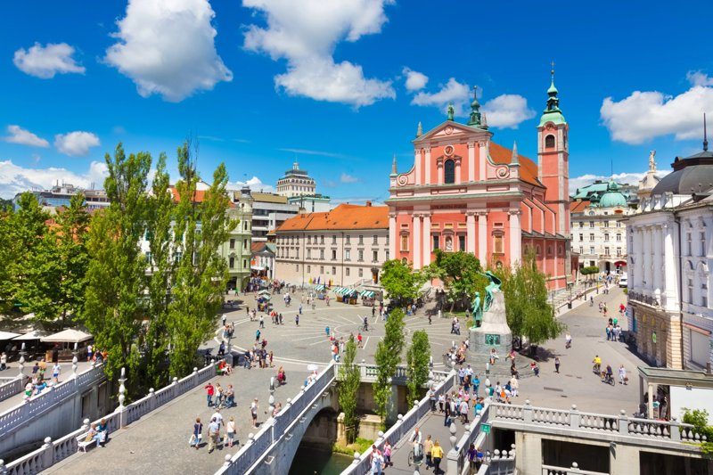 Place Stari trg à Ljubljana avec l’église franciscaine et le Triple Pont en Slovénie