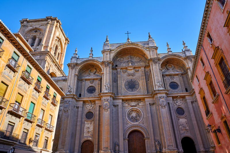 La splendide façade de la Cathédrale de Grenade sous un ciel bleu éclatant.