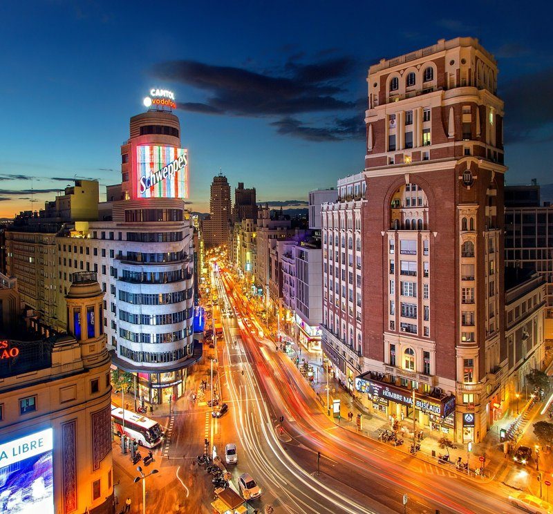 Avenue animée de nuit avec lumières et trafic sur la Gran Vía.