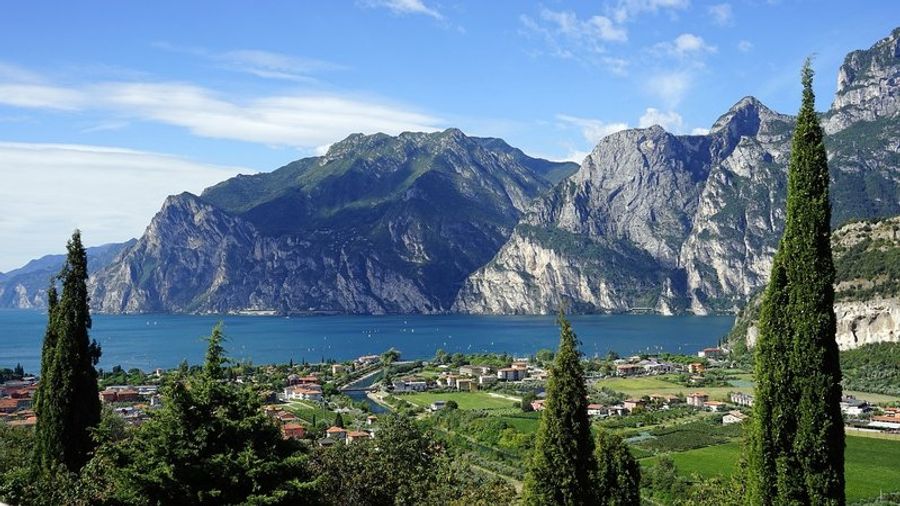 Vue panoramique du lac de Garde avec des montagnes en arrière-plan.