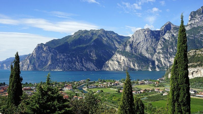 Vue panoramique du lac de Garde avec des montagnes en arrière-plan.