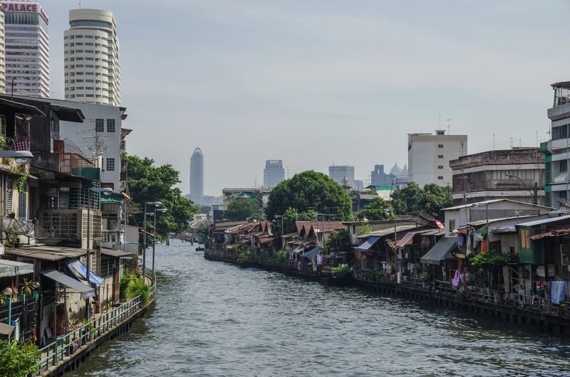 Maisons en bordure des klongs dans le quartier Thonburi.